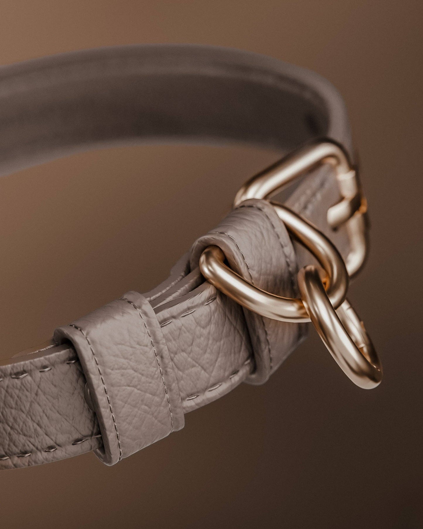 By Teddy Studio Collar Hazelnut Mikrofaser – Studio Neva
