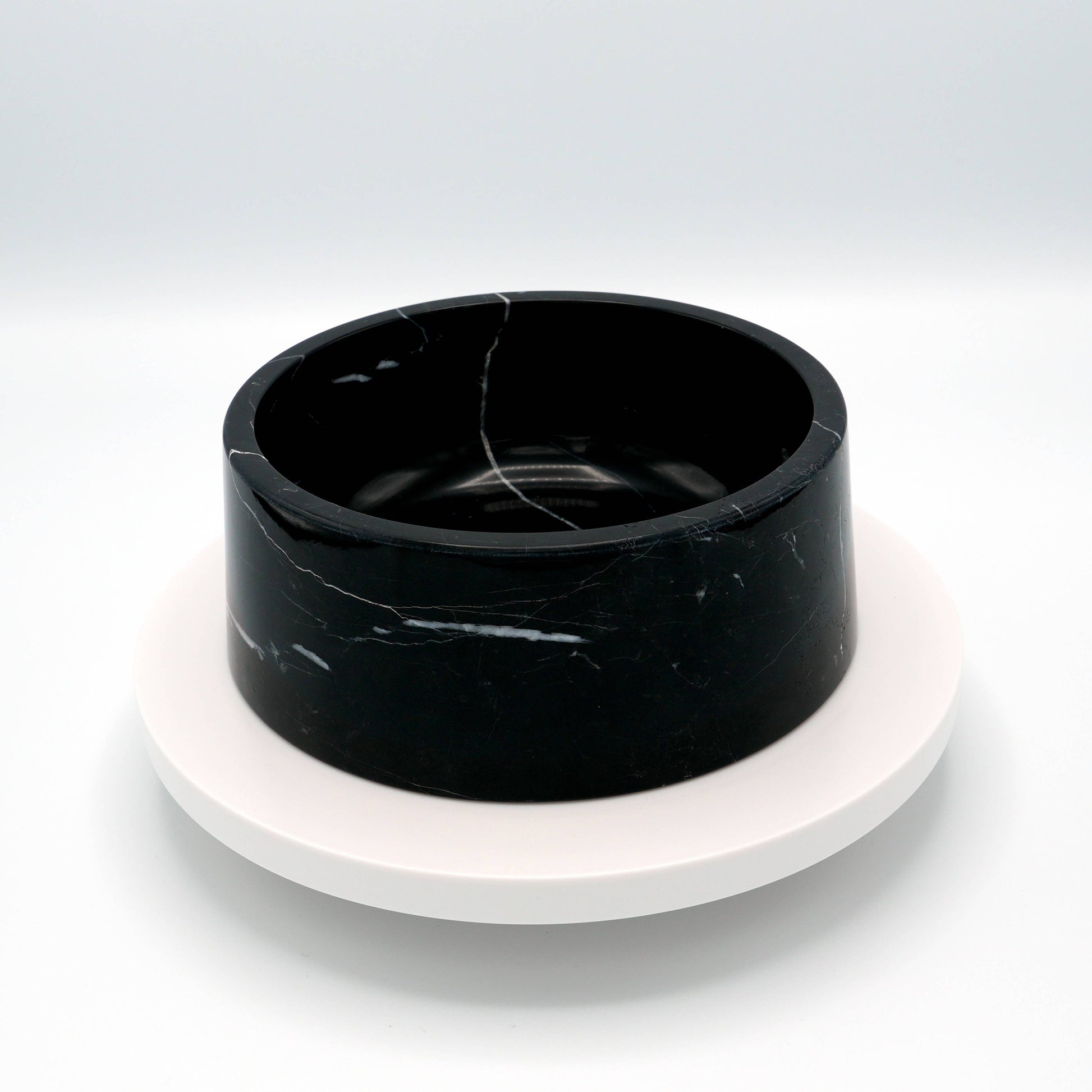 Studio Neva Marmor Wassernapf Hund Nero Marquina – Studio Neva