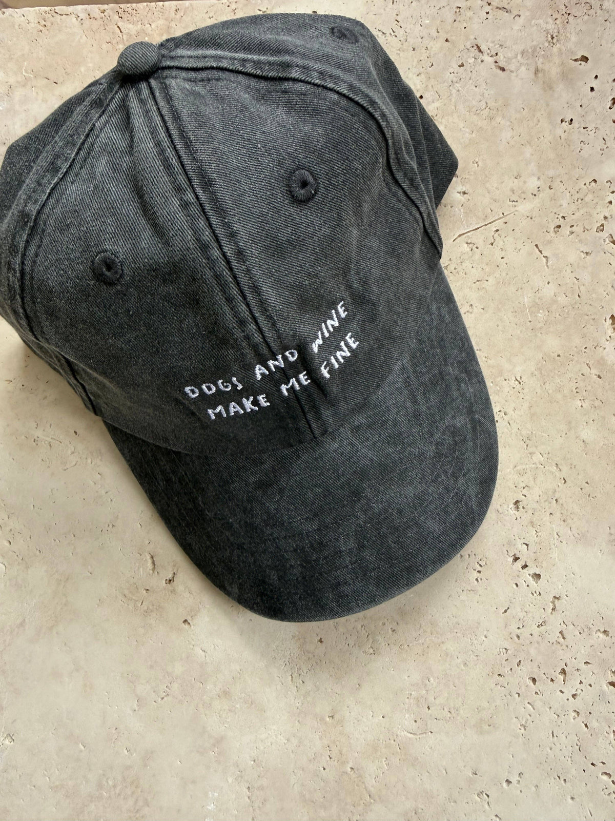 Lieblingspfote - Cap DOGS AND WINE MAKE ME FINE Vintage Black
